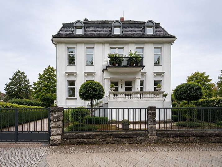 Vorderansicht einer denkmalgeschützten Stadtvilla